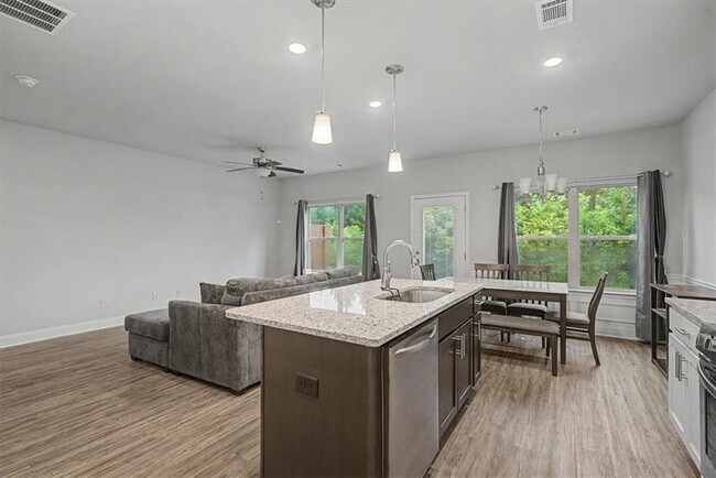 Foto del edificio - 1360 Sugar Glen Ct