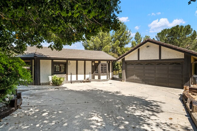 Building Photo - 2 Buckskin Ct