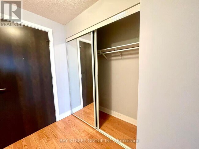 Photo du bâtiment - 125 Village Green Square