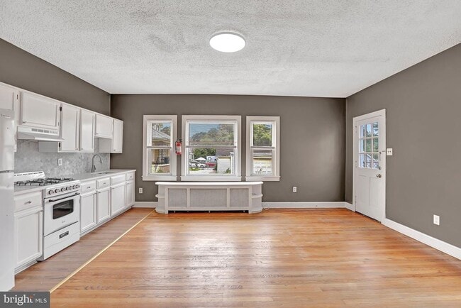 Building Photo - 44 Dover Ave