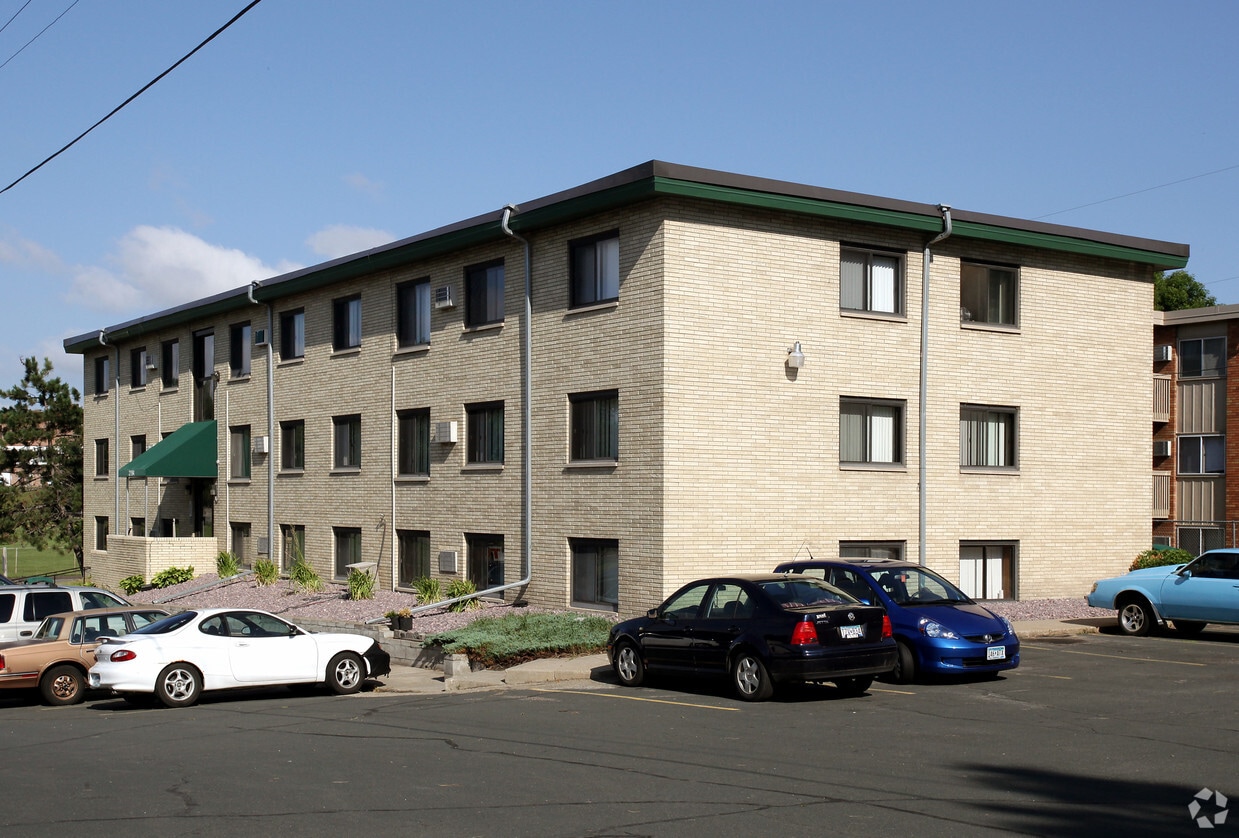 Rosehill Estates Apartments in Roseville, MN