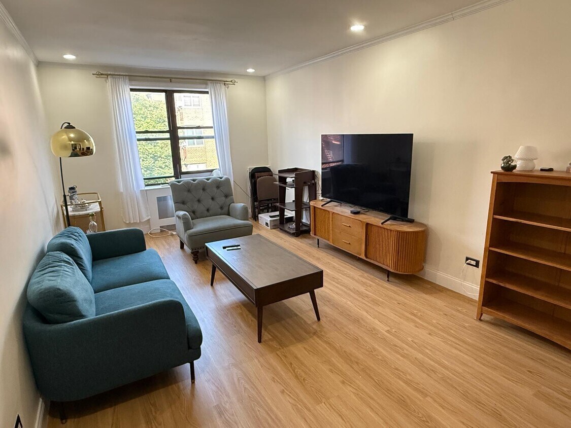Foto principal - 34-20 78th St