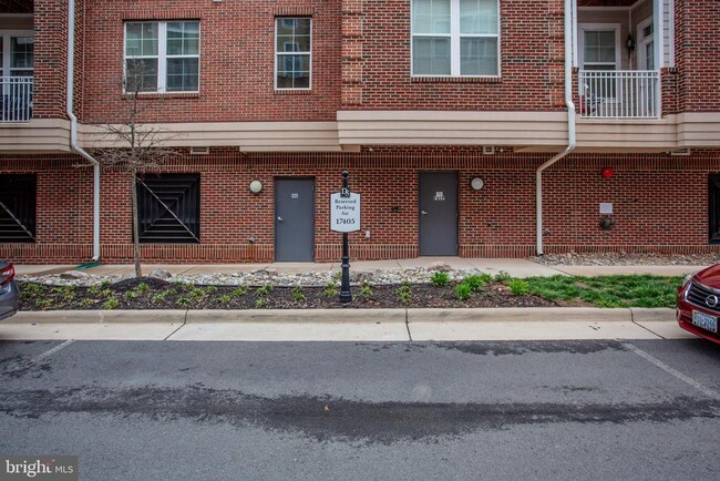 Foto del edificio - 13724 Neil Armstrong Ave
