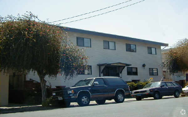 Building Photo - 737 Adams St
