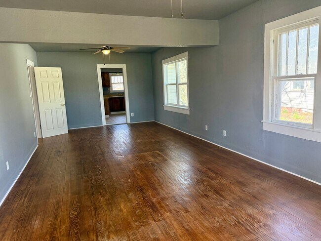 Foto del edificio - 3 Bedroom and 1 Bathroom Home in Shawnee for rent