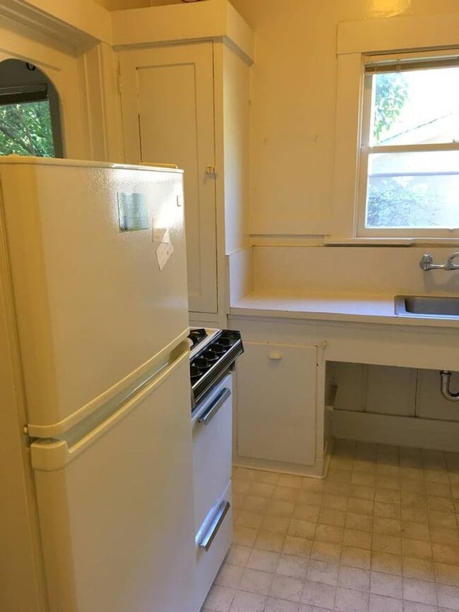 Building Photo - Quite a bedroom with plenty of light, Great location and is just off the main St. It is quite als...