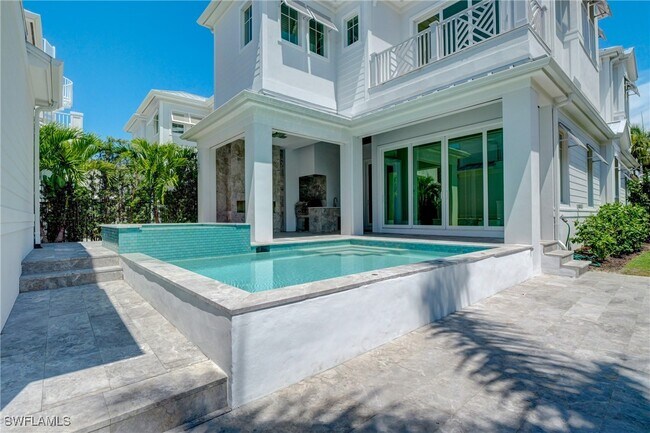 Building Photo - 888 10th Ave S