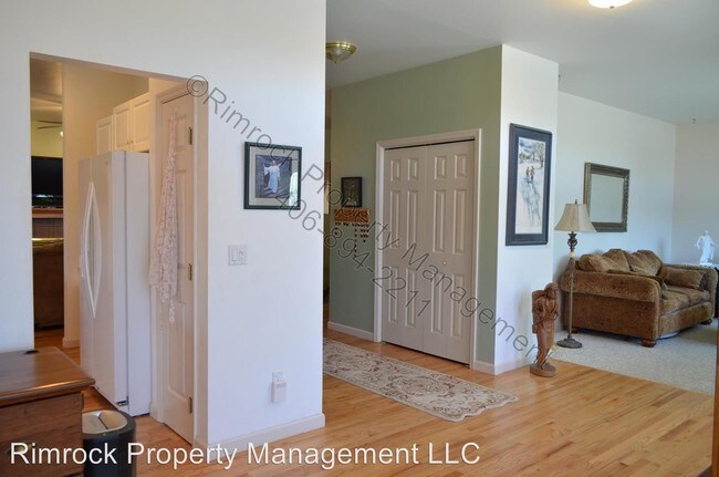 Building Photo - 305 Camel Pl