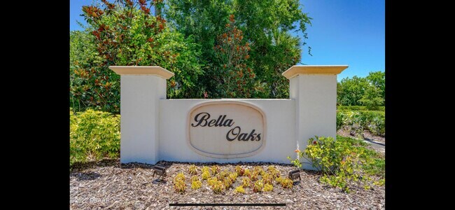 Complex - 51 Bella Lago Cir