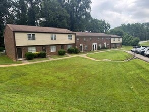 Building Photo - 802 British Wood Dr SW