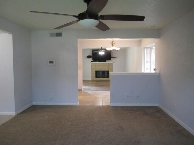 Foto del edificio - 3 br, 2 bath House - 260 N Shirley Ave