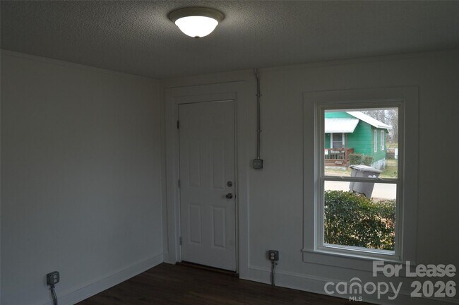 Foto del edificio - 709 S Elm St