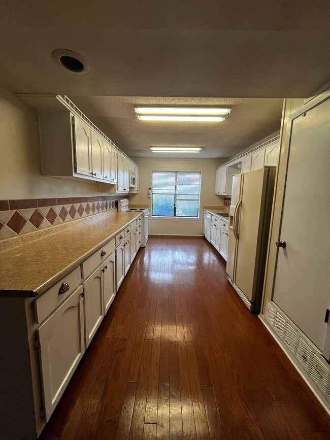 Building Photo - 3834 Lake Ridge Dr