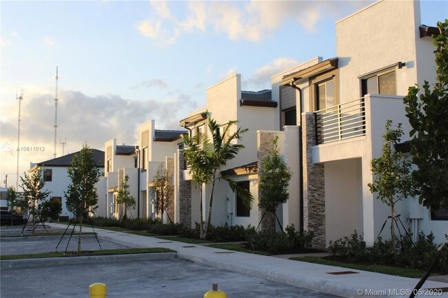 Building Photo - 321 NE 208 TER  321 Miami Fl 33179