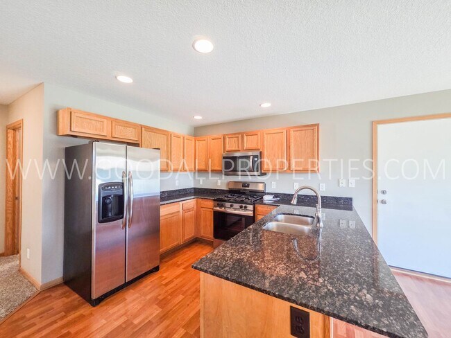 Foto del edificio - Urbandale Home in Waukee Schools with Office, Fireplace & 2-Car Garage