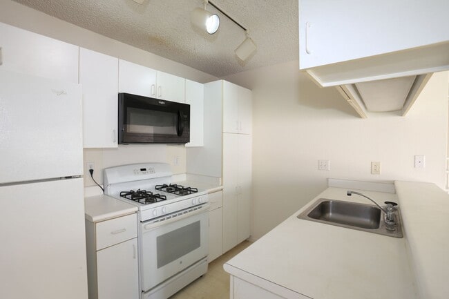 Building Photo - Sun Rise in Ewa. One bedroom, one bathroom corner unit on the 2nd floor