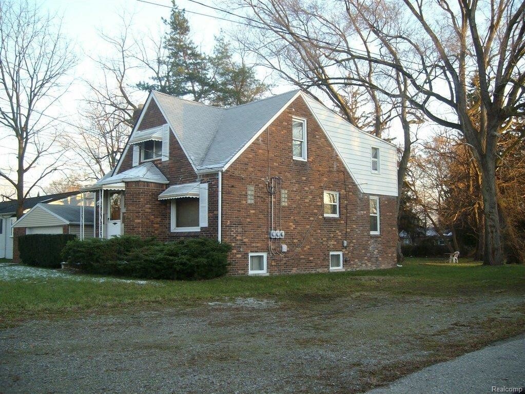 Building Photo - 3810 E 9 Mile Rd