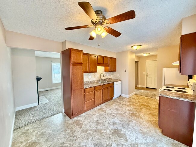 Dining area - 1428 N Wood Ct