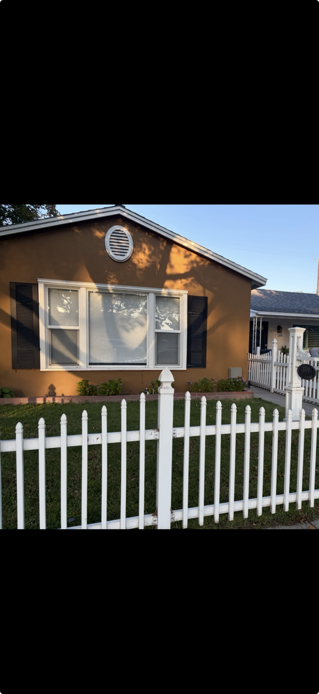Building Photo - 1308 N Hollywood Way