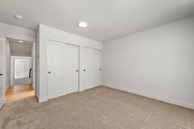 Foto del edificio - Luxury 2 Bed | 2 Bath Ballard Townhome with Private Rooftop Deck