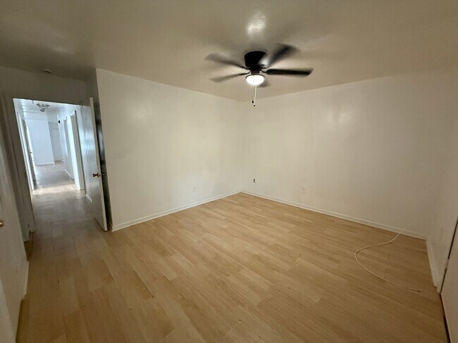Foto del edificio - 2041-2043-2043 Helm Dr
