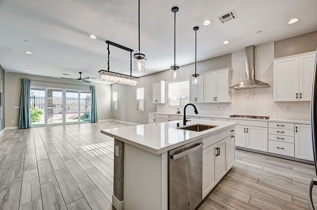 Building Photo - Stunning 4 Bedroom with Mountain Views!