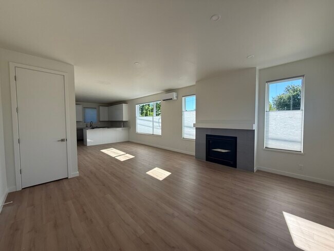 Building Photo - 2212 Emerson Dr