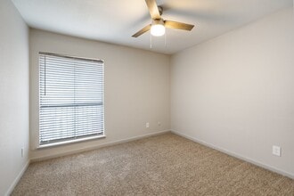Building Photo - 8701 Town Park Dr