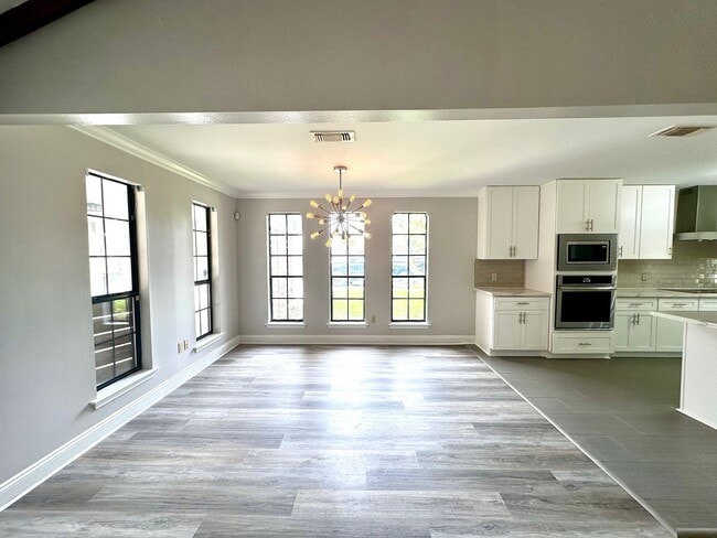 Foto del edificio - 8147 John Newcombe Ave