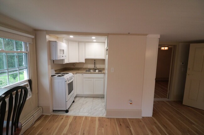 Kitchen-stove, microwave, Refrigerator - 1232 Naples Rd