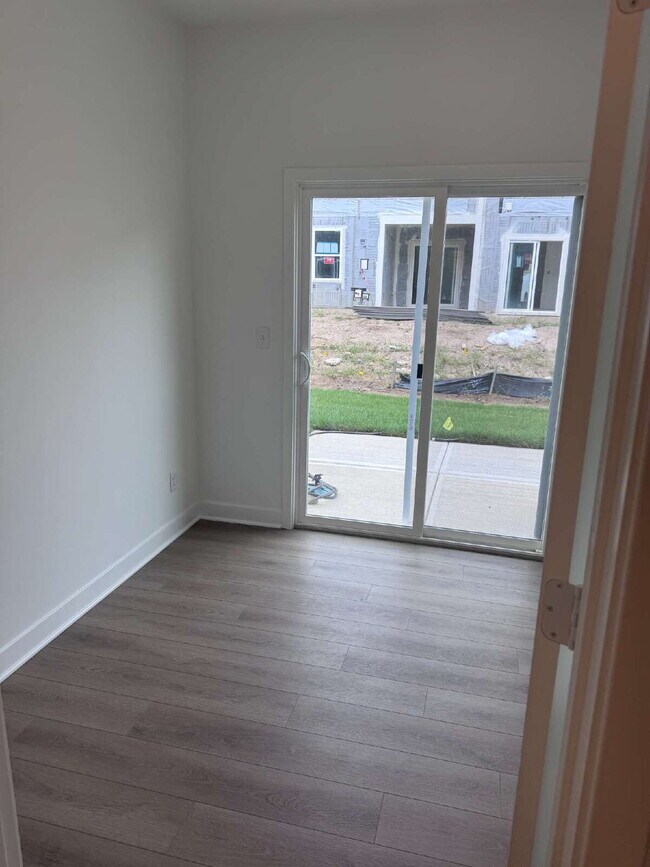 Foto del edificio - "Chic & Spacious 3-Bed Condo with Granite Elegance in Fishers!"