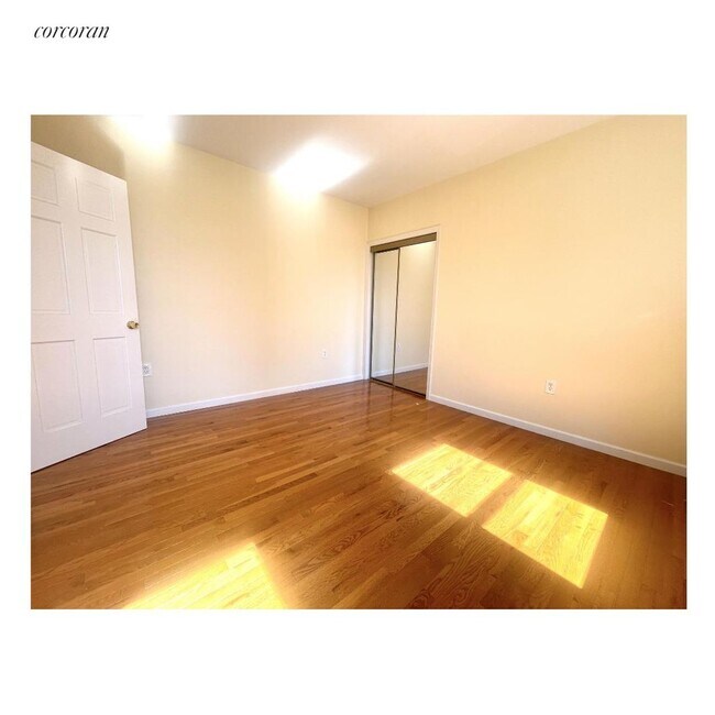 Foto del edificio - 585 Isham St