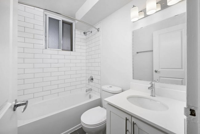 Building Photo - 150 Market St