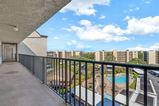 Building Photo - Modern & Luxurious 7th Floor Condo w/ Pict...