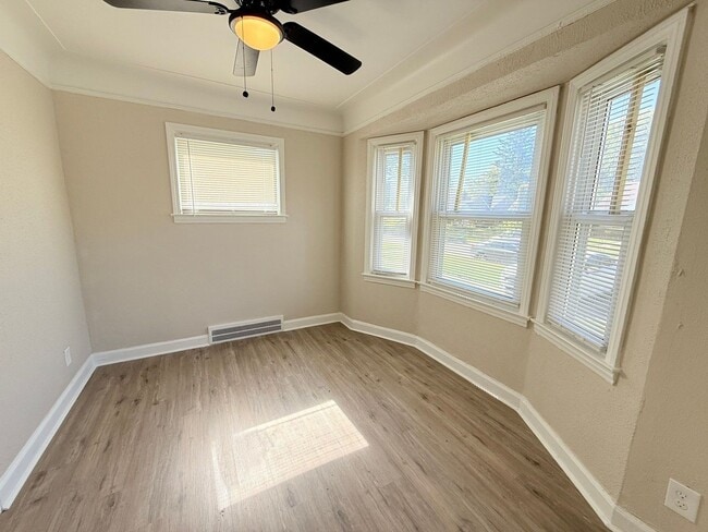 Building Photo - This beautifully updated 3-bedroom, 1-bath single-family home is ready for move-in!