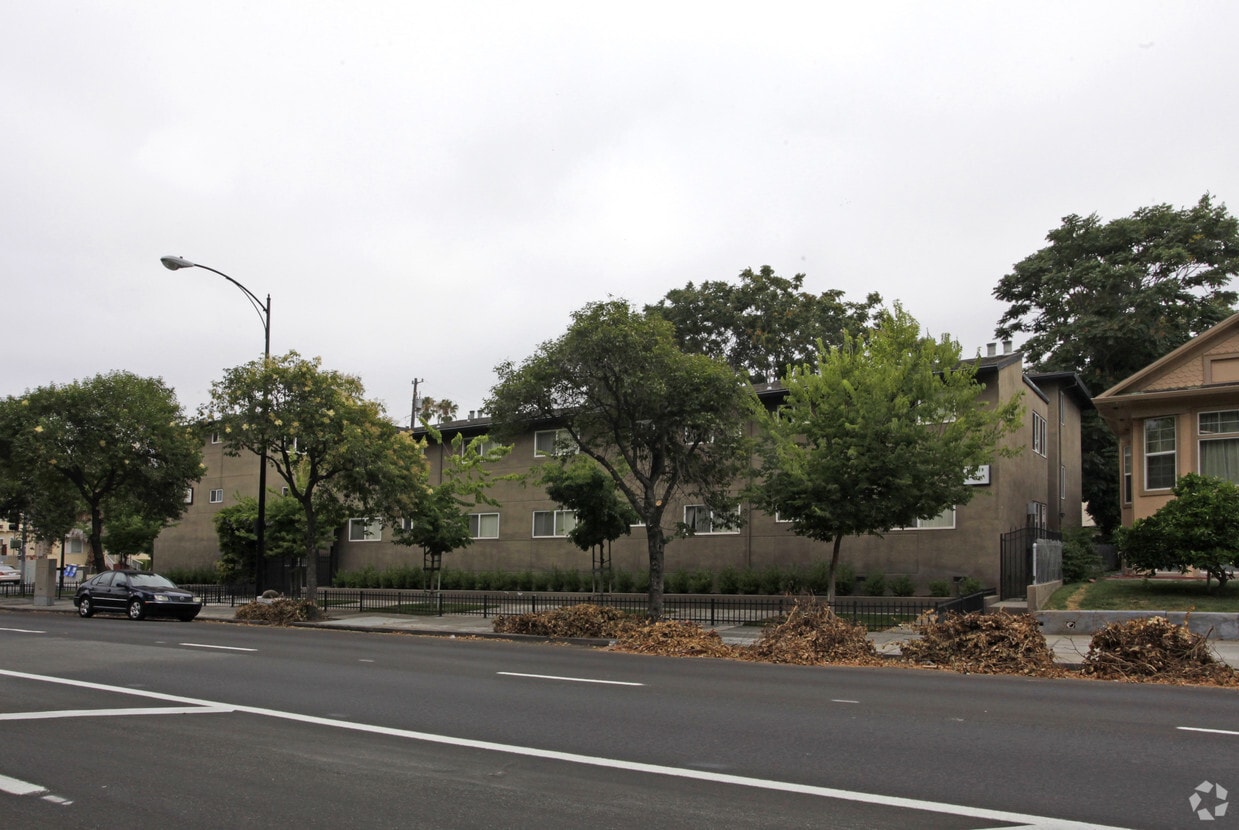 Building Photo - University Apartments