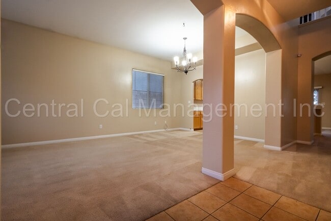 Foto del edificio - Large 4 Bedroom, 3 Bath Home in the Desire...