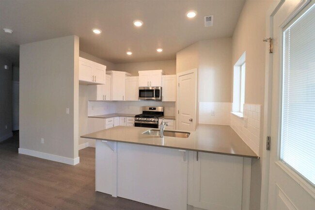 Building Photo - Townhome with 3 Bedrooms, 2.5 Bathrooms in...