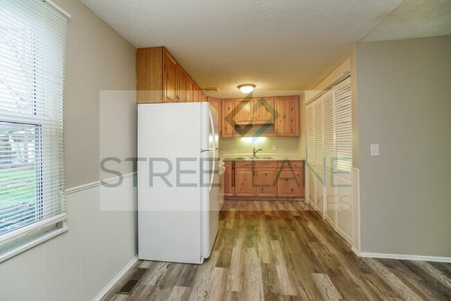 Building Photo - REDUCED!