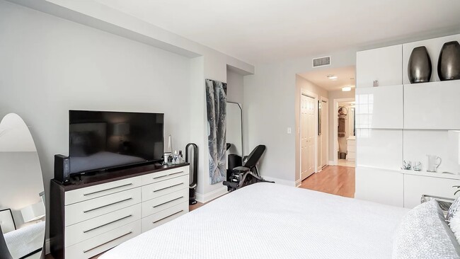 Foto del edificio - 1311 S Beverly Glen Blvd