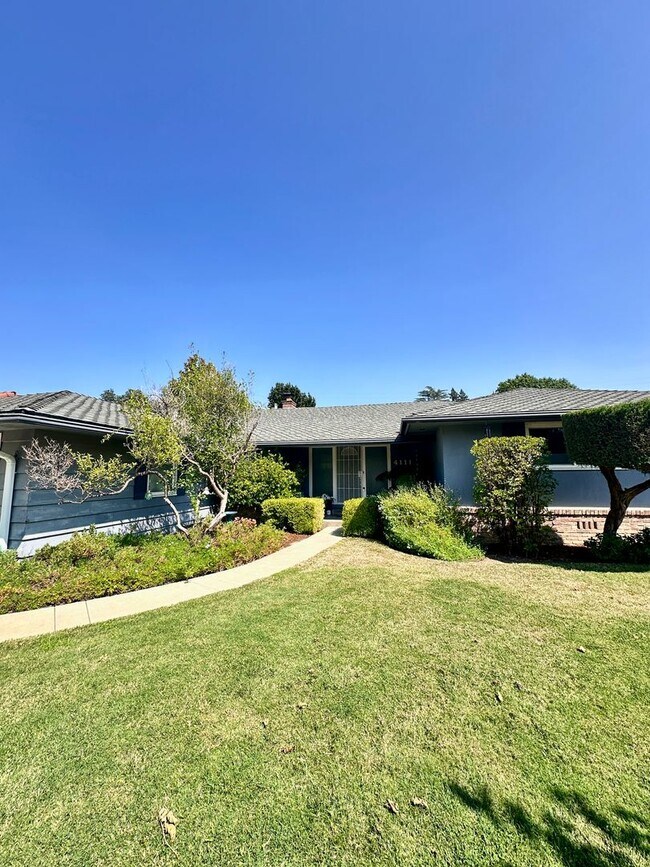 Building Photo - Land Park Home