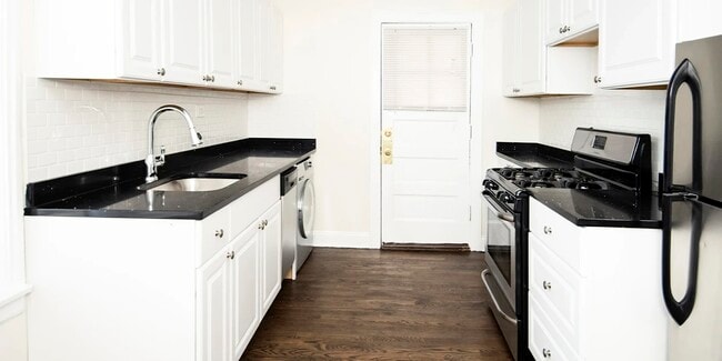 Foto del edificio - 3819.5 N Greenview Ave