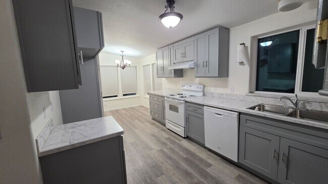 Building Photo - Newly remodeled home in Summerville