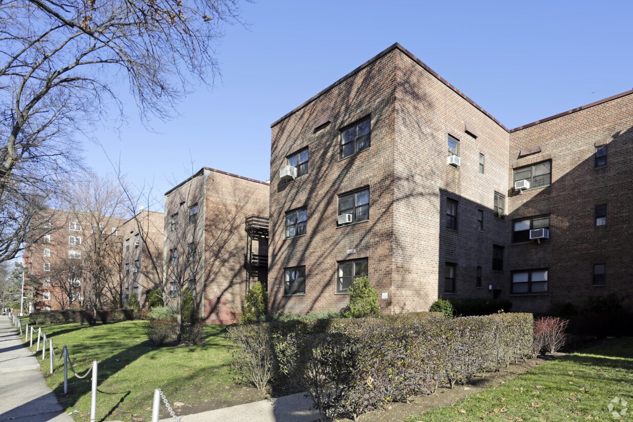 Building Photo - Woodhaven Apartments