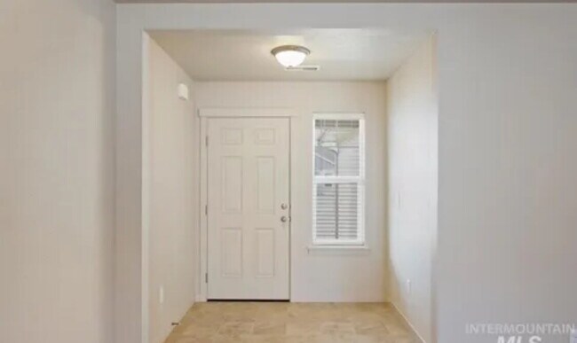 Building Photo - "Charming 3-Bed, 2-Bath Home with Spacious...