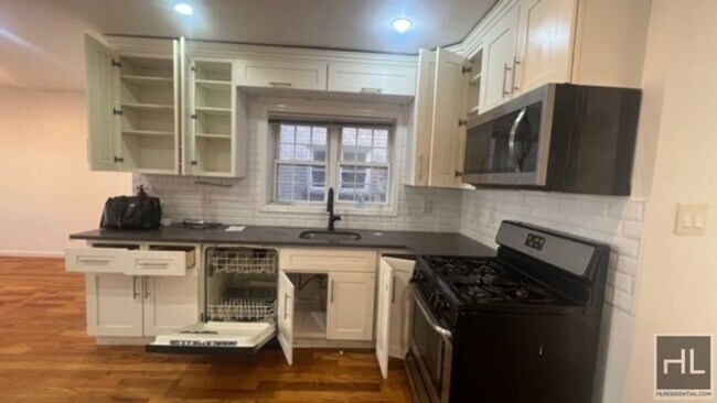 Foto del edificio - SUNNY AND  BEAUTIFUL VERY LARGE 2 BEDROOME...