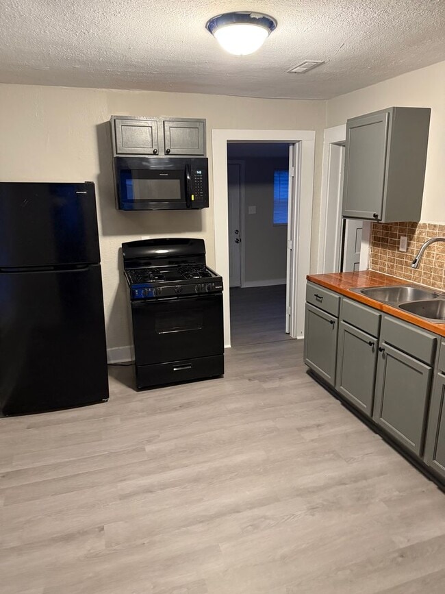 Building Photo - Charming 2 Bed 1 Bath House