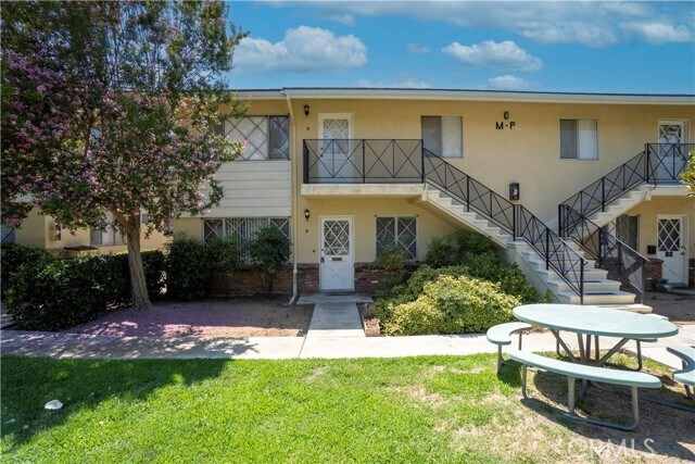 Foto principal - 534 Roosevelt Rd