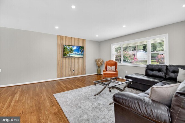 Foto del edificio - 6801 Trowbridge Pl