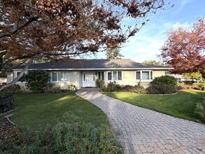 Building Photo - 667 Oakwood Ct